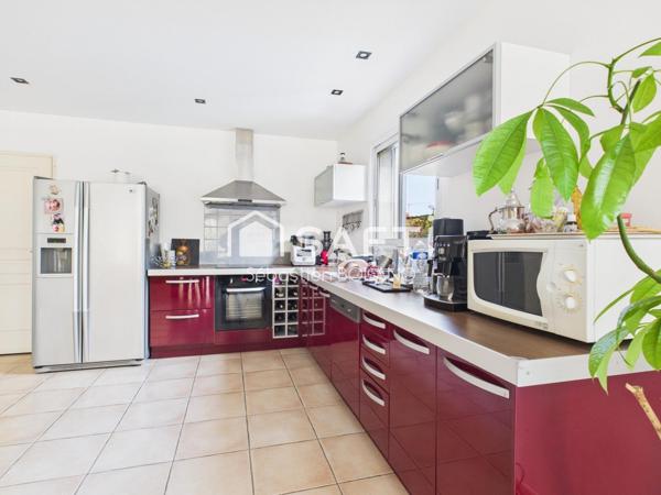 Villa lumineuse de 160 m², grand séjour de 83 m², suite parentale et jardin arboré.
