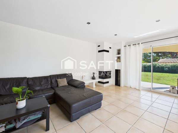 Villa lumineuse de 160 m², grand séjour de 83 m², suite parentale et jardin arboré.