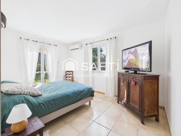 Villa lumineuse de 160 m², grand séjour de 83 m², suite parentale et jardin arboré.