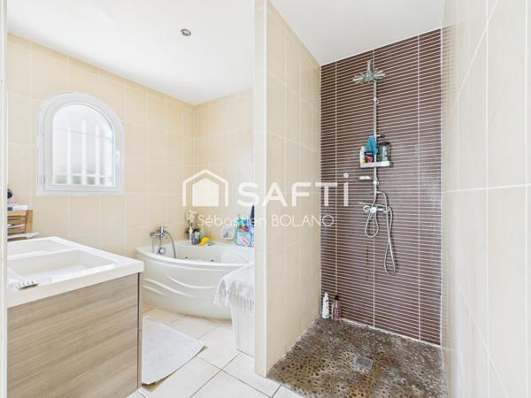 Villa lumineuse de 160 m², grand séjour de 83 m², suite parentale et jardin arboré.