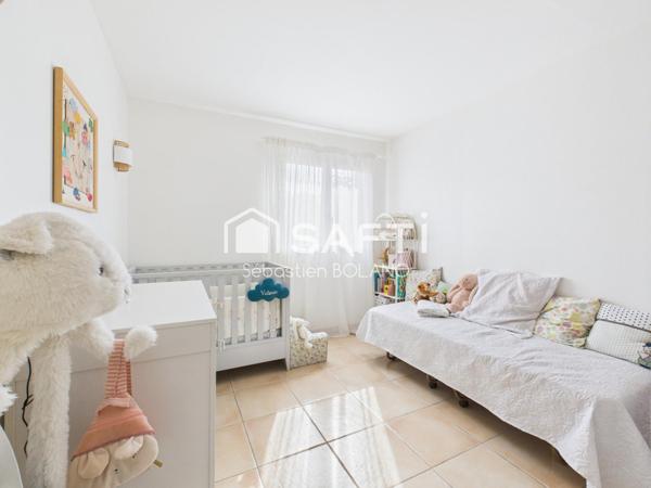 Villa lumineuse de 160 m², grand séjour de 83 m², suite parentale et jardin arboré.