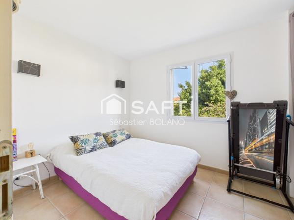 Villa lumineuse de 160 m², grand séjour de 83 m², suite parentale et jardin arboré.