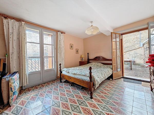 Maison de caractère avec terrasse et caves – Faugères (34600)