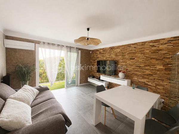 Situé au 2 ème étage d'une résidence agréable et parfaitement entretenue, cet appartement exposé plein Sud bénéficie d'une belle luminosité tout au long de la journée ainsi que d'une jolie vue dégagée sur la verdure environnante.
La copropriété séduit par son environnement privilégié avec de beaux espaces verts paysagés et une aire de jeux dédiée aux enfants, offrant un cadre de vie idéal pour les familles.
L'appartement de type moderne se compose d'une entrée avec dégagement desservant un séjour lumineux ouvrant sur un balcon avec vue sur les jardins de la résidence, d'une cuisine indépendante entièrement équipée, de deux chambres confortables, d'une salle d'eau , de wc séparés ainsi que de nombreux espaces de rangement facilitant le quotidien. 
Enfin, pour un confort optimal le bien dispose également d'une place de parking extérieure privative.