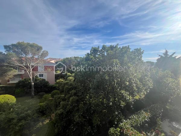 Situé au 2 ème étage d'une résidence agréable et parfaitement entretenue, cet appartement exposé plein Sud bénéficie d'une belle luminosité tout au long de la journée ainsi que d'une jolie vue dégagée sur la verdure environnante.
La copropriété séduit par son environnement privilégié avec de beaux espaces verts paysagés et une aire de jeux dédiée aux enfants, offrant un cadre de vie idéal pour les familles.
L'appartement de type moderne se compose d'une entrée avec dégagement desservant un séjour lumineux ouvrant sur un balcon avec vue sur les jardins de la résidence, d'une cuisine indépendante entièrement équipée, de deux chambres confortables, d'une salle d'eau , de wc séparés ainsi que de nombreux espaces de rangement facilitant le quotidien. 
Enfin, pour un confort optimal le bien dispose également d'une place de parking extérieure privative.