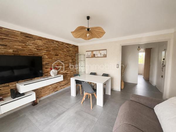Situé au 2 ème étage d'une résidence agréable et parfaitement entretenue, cet appartement exposé plein Sud bénéficie d'une belle luminosité tout au long de la journée ainsi que d'une jolie vue dégagée sur la verdure environnante.
La copropriété séduit par son environnement privilégié avec de beaux espaces verts paysagés et une aire de jeux dédiée aux enfants, offrant un cadre de vie idéal pour les familles.
L'appartement de type moderne se compose d'une entrée avec dégagement desservant un séjour lumineux ouvrant sur un balcon avec vue sur les jardins de la résidence, d'une cuisine indépendante entièrement équipée, de deux chambres confortables, d'une salle d'eau , de wc séparés ainsi que de nombreux espaces de rangement facilitant le quotidien. 
Enfin, pour un confort optimal le bien dispose également d'une place de parking extérieure privative.