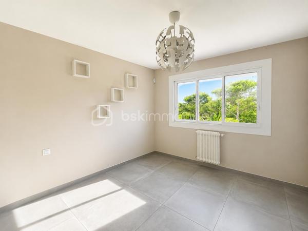 Situé au 2 ème étage d'une résidence agréable et parfaitement entretenue, cet appartement exposé plein Sud bénéficie d'une belle luminosité tout au long de la journée ainsi que d'une jolie vue dégagée sur la verdure environnante.
La copropriété séduit par son environnement privilégié avec de beaux espaces verts paysagés et une aire de jeux dédiée aux enfants, offrant un cadre de vie idéal pour les familles.
L'appartement de type moderne se compose d'une entrée avec dégagement desservant un séjour lumineux ouvrant sur un balcon avec vue sur les jardins de la résidence, d'une cuisine indépendante entièrement équipée, de deux chambres confortables, d'une salle d'eau , de wc séparés ainsi que de nombreux espaces de rangement facilitant le quotidien. 
Enfin, pour un confort optimal le bien dispose également d'une place de parking extérieure privative.