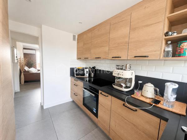 Situé au 2 ème étage d'une résidence agréable et parfaitement entretenue, cet appartement exposé plein Sud bénéficie d'une belle luminosité tout au long de la journée ainsi que d'une jolie vue dégagée sur la verdure environnante.
La copropriété séduit par son environnement privilégié avec de beaux espaces verts paysagés et une aire de jeux dédiée aux enfants, offrant un cadre de vie idéal pour les familles.
L'appartement de type moderne se compose d'une entrée avec dégagement desservant un séjour lumineux ouvrant sur un balcon avec vue sur les jardins de la résidence, d'une cuisine indépendante entièrement équipée, de deux chambres confortables, d'une salle d'eau , de wc séparés ainsi que de nombreux espaces de rangement facilitant le quotidien. 
Enfin, pour un confort optimal le bien dispose également d'une place de parking extérieure privative.