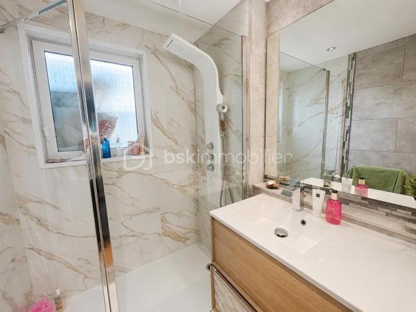Situé au 2 ème étage d'une résidence agréable et parfaitement entretenue, cet appartement exposé plein Sud bénéficie d'une belle luminosité tout au long de la journée ainsi que d'une jolie vue dégagée sur la verdure environnante.
La copropriété séduit par son environnement privilégié avec de beaux espaces verts paysagés et une aire de jeux dédiée aux enfants, offrant un cadre de vie idéal pour les familles.
L'appartement de type moderne se compose d'une entrée avec dégagement desservant un séjour lumineux ouvrant sur un balcon avec vue sur les jardins de la résidence, d'une cuisine indépendante entièrement équipée, de deux chambres confortables, d'une salle d'eau , de wc séparés ainsi que de nombreux espaces de rangement facilitant le quotidien. 
Enfin, pour un confort optimal le bien dispose également d'une place de parking extérieure privative.