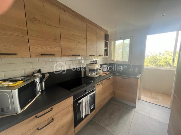 Situé au 2 ème étage d'une résidence agréable et parfaitement entretenue, cet appartement exposé plein Sud bénéficie d'une belle luminosité tout au long de la journée ainsi que d'une jolie vue dégagée sur la verdure environnante.
La copropriété séduit par son environnement privilégié avec de beaux espaces verts paysagés et une aire de jeux dédiée aux enfants, offrant un cadre de vie idéal pour les familles.
L'appartement de type moderne se compose d'une entrée avec dégagement desservant un séjour lumineux ouvrant sur un balcon avec vue sur les jardins de la résidence, d'une cuisine indépendante entièrement équipée, de deux chambres confortables, d'une salle d'eau , de wc séparés ainsi que de nombreux espaces de rangement facilitant le quotidien. 
Enfin, pour un confort optimal le bien dispose également d'une place de parking extérieure privative.