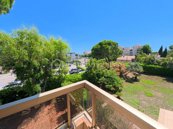 Découvrez cet appartement 2 pièces de 49 m² situé dans un environnement paisible, à seulement quelques minutes du cœur de la ville.
Ce bien, au deuxième étage d'une copropriété de trois niveaux, comprend une pièce principale baignée de lumière, une chambre spacieuse, d'une cuisine séparée et d'une terrasse idéale pour profiter des douces soirées d'été. 
Les occupants pourront également profiter d'une piscine commune pour se détendre et se rafraîchir aux beaux jours. Un parking privatif est disponible pour faciliter vos déplacements ainsi qu'une cave pratique pour le rangement.
Les charges annuelles s'élèvent à 1990 €, témoignant de l'entretien soigné des parties partagées. 
Une opportunité rare au sein d'un secteur convoité pour un emplacement aux nombreux atouts :

🔹 Appartement parfaitement agencé et baigné de lumière
🔹 Belle pièce de vie ensoleillée, idéale pour recevoir ☀️
🔹 Vue dégagée sans vis à vis
🔹 WC séparés
🔹 Grande terrasse
🔹 Cave privative 📦
🔹 Parking inclus 🚗
🔹Ascenseur
🔹Piscine

Pour plus d'informations, veuillez contacter Sylvain OLIVERI.