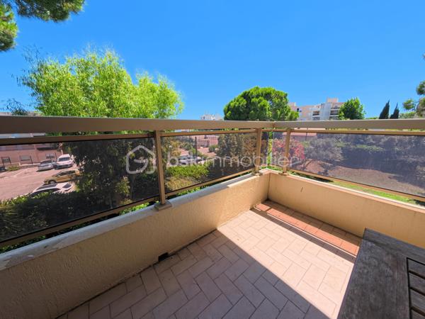 Découvrez cet appartement 2 pièces de 49 m² situé dans un environnement paisible, à seulement quelques minutes du cœur de la ville.
Ce bien, au deuxième étage d'une copropriété de trois niveaux, comprend une pièce principale baignée de lumière, une chambre spacieuse, d'une cuisine séparée et d'une terrasse idéale pour profiter des douces soirées d'été. 
Les occupants pourront également profiter d'une piscine commune pour se détendre et se rafraîchir aux beaux jours. Un parking privatif est disponible pour faciliter vos déplacements ainsi qu'une cave pratique pour le rangement.
Les charges annuelles s'élèvent à 1990 €, témoignant de l'entretien soigné des parties partagées. 
Une opportunité rare au sein d'un secteur convoité pour un emplacement aux nombreux atouts :

🔹 Appartement parfaitement agencé et baigné de lumière
🔹 Belle pièce de vie ensoleillée, idéale pour recevoir ☀️
🔹 Vue dégagée sans vis à vis
🔹 WC séparés
🔹 Grande terrasse
🔹 Cave privative 📦
🔹 Parking inclus 🚗
🔹Ascenseur
🔹Piscine

Pour plus d'informations, veuillez contacter Sylvain OLIVERI.