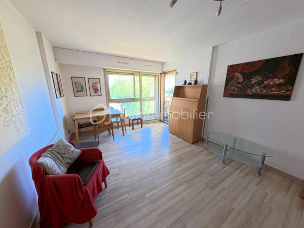Découvrez cet appartement 2 pièces de 49 m² situé dans un environnement paisible, à seulement quelques minutes du cœur de la ville.
Ce bien, au deuxième étage d'une copropriété de trois niveaux, comprend une pièce principale baignée de lumière, une chambre spacieuse, d'une cuisine séparée et d'une terrasse idéale pour profiter des douces soirées d'été. 
Les occupants pourront également profiter d'une piscine commune pour se détendre et se rafraîchir aux beaux jours. Un parking privatif est disponible pour faciliter vos déplacements ainsi qu'une cave pratique pour le rangement.
Les charges annuelles s'élèvent à 1990 €, témoignant de l'entretien soigné des parties partagées. 
Une opportunité rare au sein d'un secteur convoité pour un emplacement aux nombreux atouts :

🔹 Appartement parfaitement agencé et baigné de lumière
🔹 Belle pièce de vie ensoleillée, idéale pour recevoir ☀️
🔹 Vue dégagée sans vis à vis
🔹 WC séparés
🔹 Grande terrasse
🔹 Cave privative 📦
🔹 Parking inclus 🚗
🔹Ascenseur
🔹Piscine

Pour plus d'informations, veuillez contacter Sylvain OLIVERI.