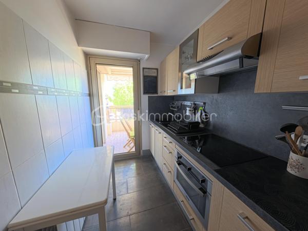 Découvrez cet appartement 2 pièces de 49 m² situé dans un environnement paisible, à seulement quelques minutes du cœur de la ville.
Ce bien, au deuxième étage d'une copropriété de trois niveaux, comprend une pièce principale baignée de lumière, une chambre spacieuse, d'une cuisine séparée et d'une terrasse idéale pour profiter des douces soirées d'été. 
Les occupants pourront également profiter d'une piscine commune pour se détendre et se rafraîchir aux beaux jours. Un parking privatif est disponible pour faciliter vos déplacements ainsi qu'une cave pratique pour le rangement.
Les charges annuelles s'élèvent à 1990 €, témoignant de l'entretien soigné des parties partagées. 
Une opportunité rare au sein d'un secteur convoité pour un emplacement aux nombreux atouts :

🔹 Appartement parfaitement agencé et baigné de lumière
🔹 Belle pièce de vie ensoleillée, idéale pour recevoir ☀️
🔹 Vue dégagée sans vis à vis
🔹 WC séparés
🔹 Grande terrasse
🔹 Cave privative 📦
🔹 Parking inclus 🚗
🔹Ascenseur
🔹Piscine

Pour plus d'informations, veuillez contacter Sylvain OLIVERI.