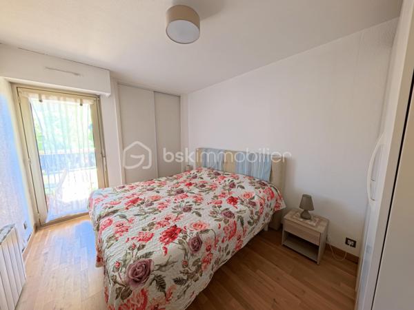 Découvrez cet appartement 2 pièces de 49 m² situé dans un environnement paisible, à seulement quelques minutes du cœur de la ville.
Ce bien, au deuxième étage d'une copropriété de trois niveaux, comprend une pièce principale baignée de lumière, une chambre spacieuse, d'une cuisine séparée et d'une terrasse idéale pour profiter des douces soirées d'été. 
Les occupants pourront également profiter d'une piscine commune pour se détendre et se rafraîchir aux beaux jours. Un parking privatif est disponible pour faciliter vos déplacements ainsi qu'une cave pratique pour le rangement.
Les charges annuelles s'élèvent à 1990 €, témoignant de l'entretien soigné des parties partagées. 
Une opportunité rare au sein d'un secteur convoité pour un emplacement aux nombreux atouts :

🔹 Appartement parfaitement agencé et baigné de lumière
🔹 Belle pièce de vie ensoleillée, idéale pour recevoir ☀️
🔹 Vue dégagée sans vis à vis
🔹 WC séparés
🔹 Grande terrasse
🔹 Cave privative 📦
🔹 Parking inclus 🚗
🔹Ascenseur
🔹Piscine

Pour plus d'informations, veuillez contacter Sylvain OLIVERI.