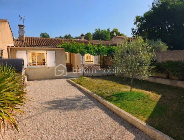Valensole au sein d' un quartier résidentiel très calme à découvrir cette jolie maison plain pied Type 3 ( sans vis à vis) avec garage attenant ,  jardin clos et terrasse ombragée. Celle ci se compose d'un salon ouvert sur une cuisine toute équipée , de deux  chambres , une salle de bains avec douche et d' un wc séparé. Le salon donne accès à une terrasse ombragée et au jardin clos. la maison est aussi dotée d' un garage attenant de 22 m² qui possède une buanderie :machine à laver , sèche linge ( qui pourrait être transformé  en extension , car accès à la maison ), ainsi qu' un atelier indépendant . Maison proche des commodités du village : commerces, poste , docteur terrain de tennis.... celle ci trés bien entretenue  et climatisée ne demande aucun travaux.