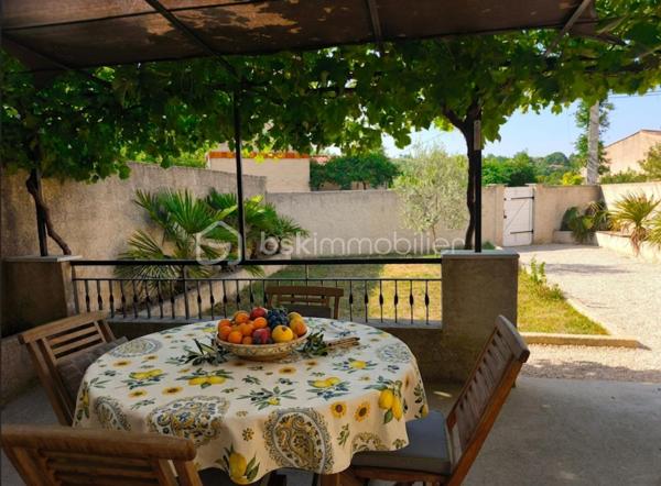 Valensole au sein d' un quartier résidentiel très calme à découvrir cette jolie maison plain pied Type 3 ( sans vis à vis) avec garage attenant ,  jardin clos et terrasse ombragée. Celle ci se compose d'un salon ouvert sur une cuisine toute équipée , de deux  chambres , une salle de bains avec douche et d' un wc séparé. Le salon donne accès à une terrasse ombragée et au jardin clos. la maison est aussi dotée d' un garage attenant de 22 m² qui possède une buanderie :machine à laver , sèche linge ( qui pourrait être transformé  en extension , car accès à la maison ), ainsi qu' un atelier indépendant . Maison proche des commodités du village : commerces, poste , docteur terrain de tennis.... celle ci trés bien entretenue  et climatisée ne demande aucun travaux.