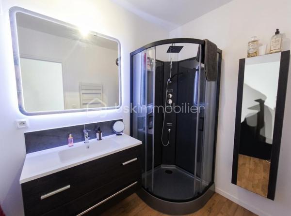 Valensole au sein d' un quartier résidentiel très calme à découvrir cette jolie maison plain pied Type 3 ( sans vis à vis) avec garage attenant ,  jardin clos et terrasse ombragée. Celle ci se compose d'un salon ouvert sur une cuisine toute équipée , de deux  chambres , une salle de bains avec douche et d' un wc séparé. Le salon donne accès à une terrasse ombragée et au jardin clos. la maison est aussi dotée d' un garage attenant de 22 m² qui possède une buanderie :machine à laver , sèche linge ( qui pourrait être transformé  en extension , car accès à la maison ), ainsi qu' un atelier indépendant . Maison proche des commodités du village : commerces, poste , docteur terrain de tennis.... celle ci trés bien entretenue  et climatisée ne demande aucun travaux.