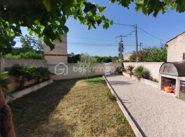 Valensole au sein d' un quartier résidentiel très calme à découvrir cette jolie maison plain pied Type 3 ( sans vis à vis) avec garage attenant ,  jardin clos et terrasse ombragée. Celle ci se compose d'un salon ouvert sur une cuisine toute équipée , de deux  chambres , une salle de bains avec douche et d' un wc séparé. Le salon donne accès à une terrasse ombragée et au jardin clos. la maison est aussi dotée d' un garage attenant de 22 m² qui possède une buanderie :machine à laver , sèche linge ( qui pourrait être transformé  en extension , car accès à la maison ), ainsi qu' un atelier indépendant . Maison proche des commodités du village : commerces, poste , docteur terrain de tennis.... celle ci trés bien entretenue  et climatisée ne demande aucun travaux.