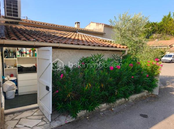 Valensole au sein d' un quartier résidentiel très calme à découvrir cette jolie maison plain pied Type 3 ( sans vis à vis) avec garage attenant ,  jardin clos et terrasse ombragée. Celle ci se compose d'un salon ouvert sur une cuisine toute équipée , de deux  chambres , une salle de bains avec douche et d' un wc séparé. Le salon donne accès à une terrasse ombragée et au jardin clos. la maison est aussi dotée d' un garage attenant de 22 m² qui possède une buanderie :machine à laver , sèche linge ( qui pourrait être transformé  en extension , car accès à la maison ), ainsi qu' un atelier indépendant . Maison proche des commodités du village : commerces, poste , docteur terrain de tennis.... celle ci trés bien entretenue  et climatisée ne demande aucun travaux.