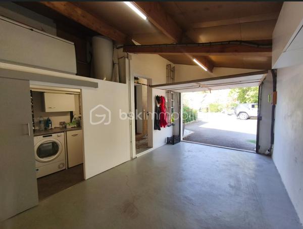 Valensole au sein d' un quartier résidentiel très calme à découvrir cette jolie maison plain pied Type 3 ( sans vis à vis) avec garage attenant ,  jardin clos et terrasse ombragée. Celle ci se compose d'un salon ouvert sur une cuisine toute équipée , de deux  chambres , une salle de bains avec douche et d' un wc séparé. Le salon donne accès à une terrasse ombragée et au jardin clos. la maison est aussi dotée d' un garage attenant de 22 m² qui possède une buanderie :machine à laver , sèche linge ( qui pourrait être transformé  en extension , car accès à la maison ), ainsi qu' un atelier indépendant . Maison proche des commodités du village : commerces, poste , docteur terrain de tennis.... celle ci trés bien entretenue  et climatisée ne demande aucun travaux.