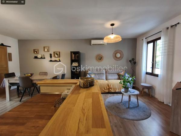 Valensole au sein d' un quartier résidentiel très calme à découvrir cette jolie maison plain pied Type 3 ( sans vis à vis) avec garage attenant ,  jardin clos et terrasse ombragée. Celle ci se compose d'un salon ouvert sur une cuisine toute équipée , de deux  chambres , une salle de bains avec douche et d' un wc séparé. Le salon donne accès à une terrasse ombragée et au jardin clos. la maison est aussi dotée d' un garage attenant de 22 m² qui possède une buanderie :machine à laver , sèche linge ( qui pourrait être transformé  en extension , car accès à la maison ), ainsi qu' un atelier indépendant . Maison proche des commodités du village : commerces, poste , docteur terrain de tennis.... celle ci trés bien entretenue  et climatisée ne demande aucun travaux.