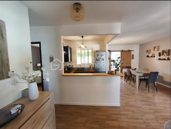 Valensole au sein d' un quartier résidentiel très calme à découvrir cette jolie maison plain pied Type 3 ( sans vis à vis) avec garage attenant ,  jardin clos et terrasse ombragée. Celle ci se compose d'un salon ouvert sur une cuisine toute équipée , de deux  chambres , une salle de bains avec douche et d' un wc séparé. Le salon donne accès à une terrasse ombragée et au jardin clos. la maison est aussi dotée d' un garage attenant de 22 m² qui possède une buanderie :machine à laver , sèche linge ( qui pourrait être transformé  en extension , car accès à la maison ), ainsi qu' un atelier indépendant . Maison proche des commodités du village : commerces, poste , docteur terrain de tennis.... celle ci trés bien entretenue  et climatisée ne demande aucun travaux.