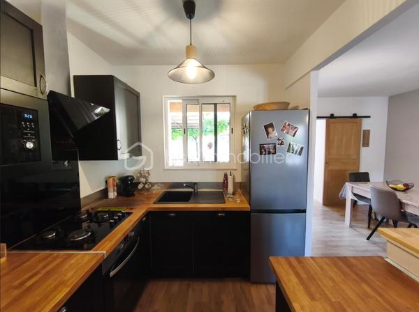 Valensole au sein d' un quartier résidentiel très calme à découvrir cette jolie maison plain pied Type 3 ( sans vis à vis) avec garage attenant ,  jardin clos et terrasse ombragée. Celle ci se compose d'un salon ouvert sur une cuisine toute équipée , de deux  chambres , une salle de bains avec douche et d' un wc séparé. Le salon donne accès à une terrasse ombragée et au jardin clos. la maison est aussi dotée d' un garage attenant de 22 m² qui possède une buanderie :machine à laver , sèche linge ( qui pourrait être transformé  en extension , car accès à la maison ), ainsi qu' un atelier indépendant . Maison proche des commodités du village : commerces, poste , docteur terrain de tennis.... celle ci trés bien entretenue  et climatisée ne demande aucun travaux.