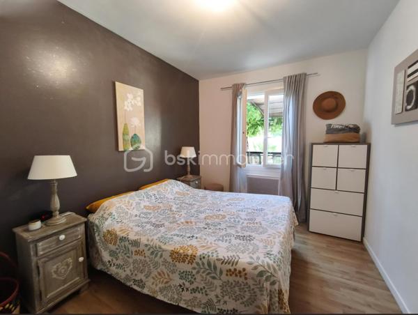 Valensole au sein d' un quartier résidentiel très calme à découvrir cette jolie maison plain pied Type 3 ( sans vis à vis) avec garage attenant ,  jardin clos et terrasse ombragée. Celle ci se compose d'un salon ouvert sur une cuisine toute équipée , de deux  chambres , une salle de bains avec douche et d' un wc séparé. Le salon donne accès à une terrasse ombragée et au jardin clos. la maison est aussi dotée d' un garage attenant de 22 m² qui possède une buanderie :machine à laver , sèche linge ( qui pourrait être transformé  en extension , car accès à la maison ), ainsi qu' un atelier indépendant . Maison proche des commodités du village : commerces, poste , docteur terrain de tennis.... celle ci trés bien entretenue  et climatisée ne demande aucun travaux.