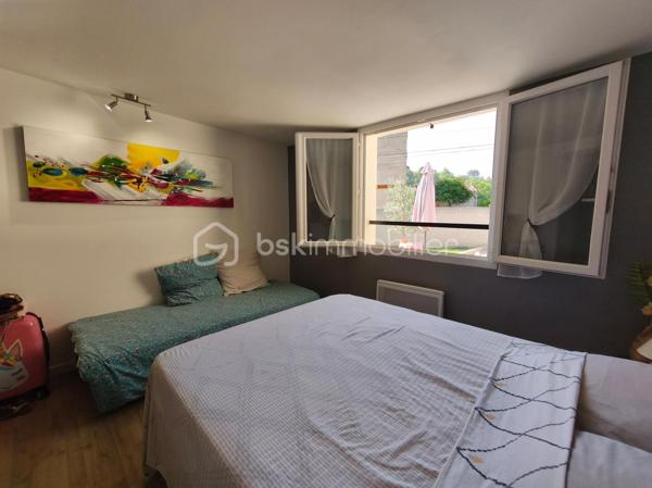 Valensole au sein d' un quartier résidentiel très calme à découvrir cette jolie maison plain pied Type 3 ( sans vis à vis) avec garage attenant ,  jardin clos et terrasse ombragée. Celle ci se compose d'un salon ouvert sur une cuisine toute équipée , de deux  chambres , une salle de bains avec douche et d' un wc séparé. Le salon donne accès à une terrasse ombragée et au jardin clos. la maison est aussi dotée d' un garage attenant de 22 m² qui possède une buanderie :machine à laver , sèche linge ( qui pourrait être transformé  en extension , car accès à la maison ), ainsi qu' un atelier indépendant . Maison proche des commodités du village : commerces, poste , docteur terrain de tennis.... celle ci trés bien entretenue  et climatisée ne demande aucun travaux.