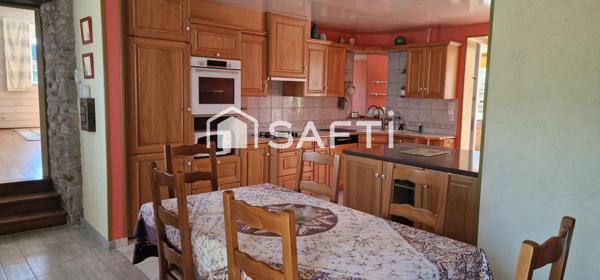 Grande longère avec vie de plain pied et piscine.