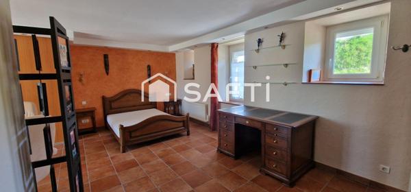 Grande longère avec vie de plain pied et piscine.