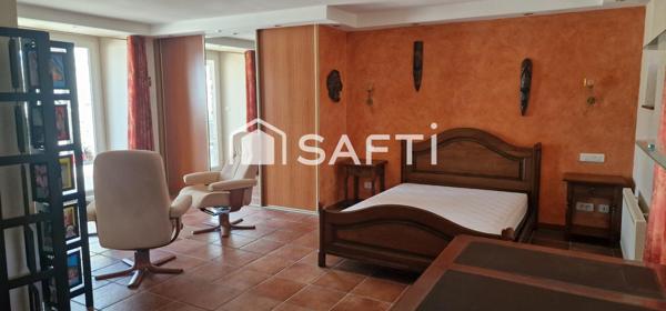 Grande longère avec vie de plain pied et piscine.