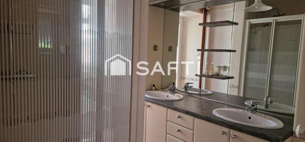 Grande longère avec vie de plain pied et piscine.