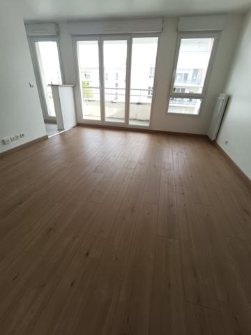 Très bel Appartement 2P Lumineux avec balcon au pied de la Gare RER de Cergy-le-Haut