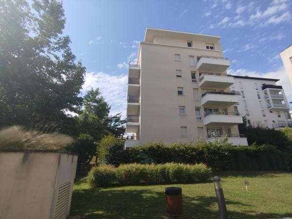 Très bel Appartement 2P Lumineux avec balcon au pied de la Gare RER de Cergy-le-Haut
