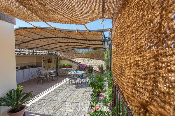 Retour aux sources, maison de village avec terrasse et sa vue