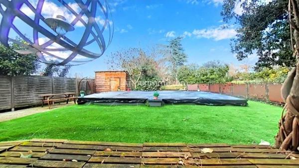 Vente                                                      Propriété
                        
                     7 pièces                      334 m2                     à Castres