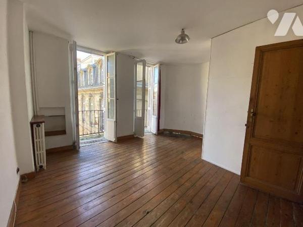 BORDEAUX Plein centre secteur Place Camille Julian
Maison de ville en pierres sur trois niveau...