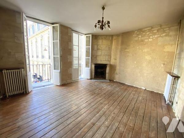 BORDEAUX Plein centre secteur Place Camille Julian
Maison de ville en pierres sur trois niveau...