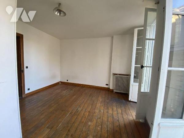 BORDEAUX Plein centre secteur Place Camille Julian
Maison de ville en pierres sur trois niveau...