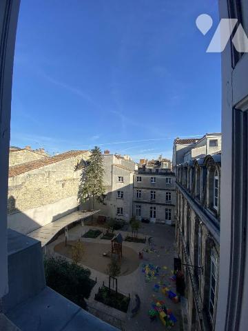 BORDEAUX Plein centre secteur Place Camille Julian
Maison de ville en pierres sur trois niveau...