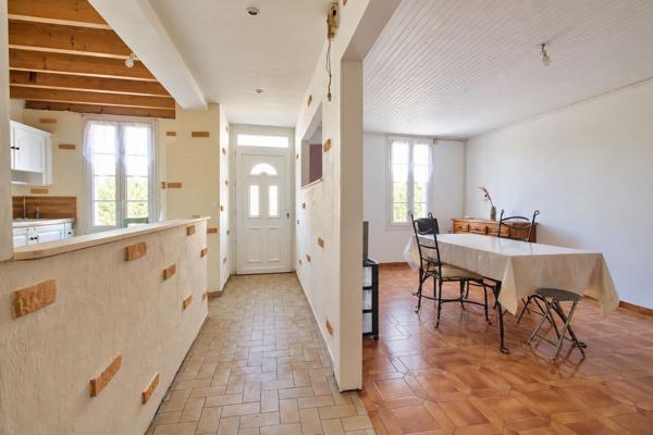 Layrac - Maison de ville de 186m2, composée de 6 chambres, climatisation, garage et jardin.