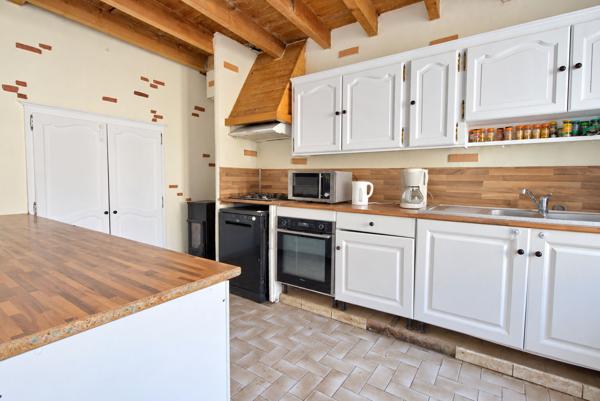 Layrac - Maison de ville de 186m2, composée de 6 chambres, climatisation, garage et jardin.
