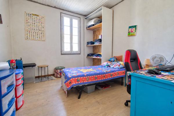 Layrac - Maison de ville de 186m2, composée de 6 chambres, climatisation, garage et jardin.