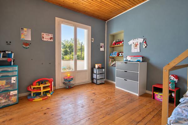 Layrac - Maison de ville de 186m2, composée de 6 chambres, climatisation, garage et jardin.