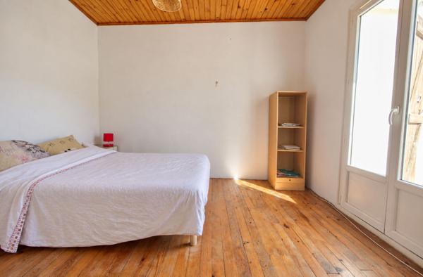 Layrac - Maison de ville de 186m2, composée de 6 chambres, climatisation, garage et jardin.