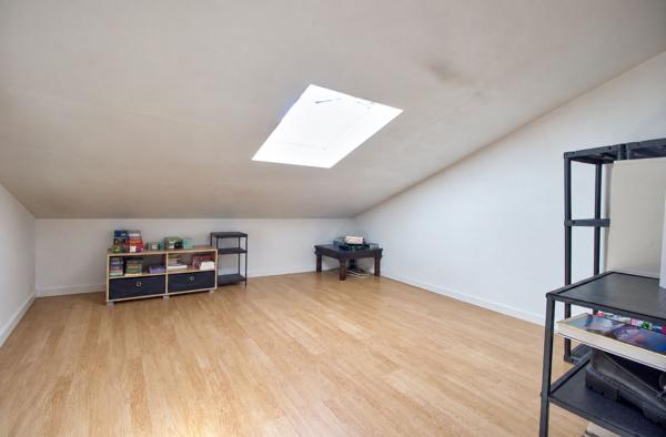 Layrac - Maison de ville de 186m2, composée de 6 chambres, climatisation, garage et jardin.