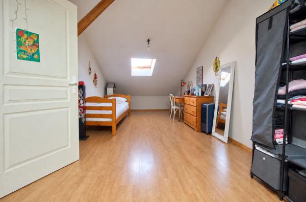 Layrac - Maison de ville de 186m2, composée de 6 chambres, climatisation, garage et jardin.