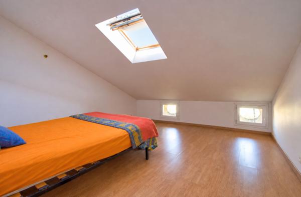 Layrac - Maison de ville de 186m2, composée de 6 chambres, climatisation, garage et jardin.
